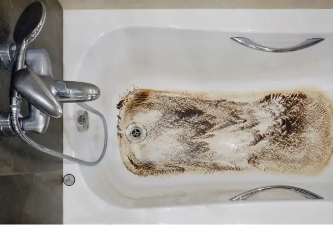 Bathtub before cleaning