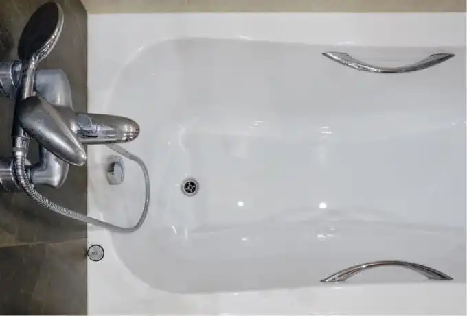 Bathtub after cleaning